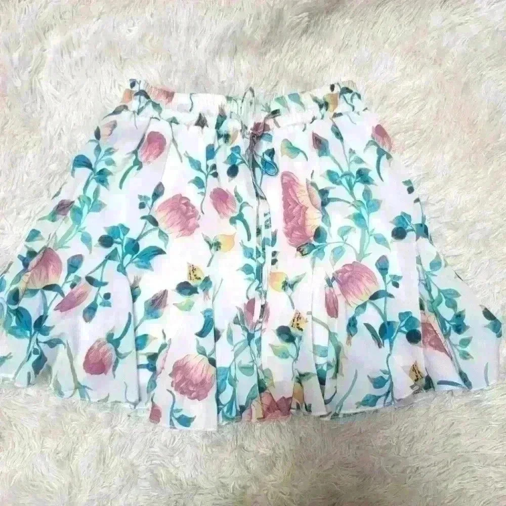 Flowy floral mini skirt